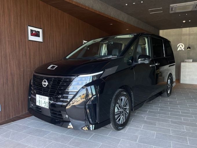 日産 セレナ e-POWER LUXION(ダイヤモンドブラック)画像