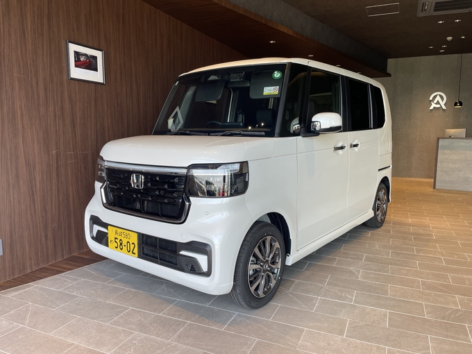HONDA N-BOXカスタム(プラチナホワイト・パール)画像