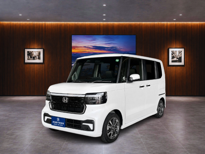 HONDA N-BOXカスタム(プラチナホワイト・パール)画像